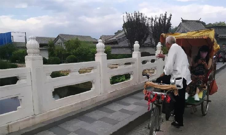 北京有位清朝王爷，在胡同口拉车38年，1小时要收150元