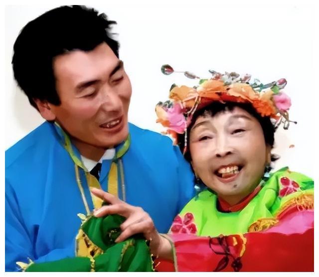 马玉琴李玉成镜头前唱歌,亲朋好友前来助阵,网友:世态炎凉_腾讯新闻