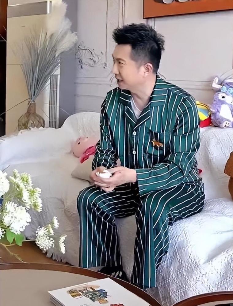 红果果:产后头发大把掉,老公绿泡泡弯腰捡拾清理尽显好丈夫形象_腾讯