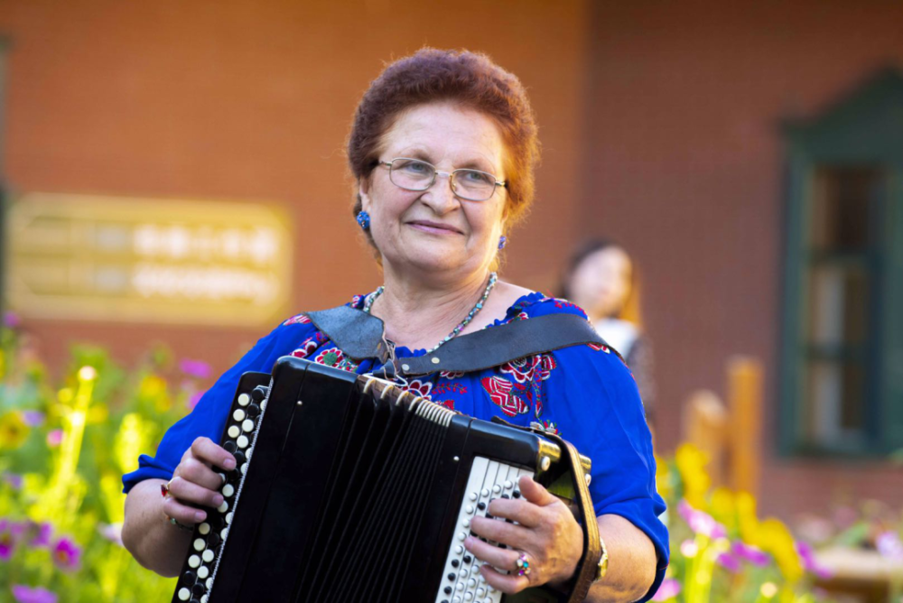 集体舞《伊宁欢迎你》演奏者:伊犁民族团结手风琴乐队6.