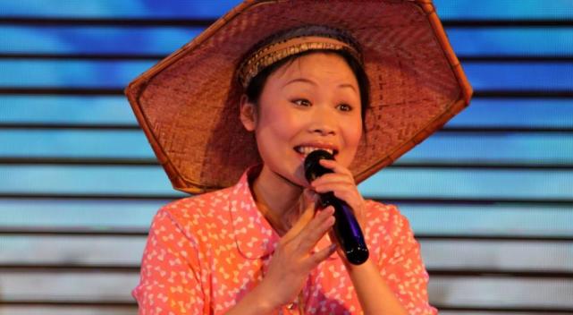 草帽姐摔骨折坐地痛哭老公因前女友不见身影儿媳笑得没心没肺