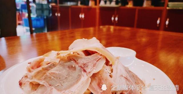 北京传了四代的美食店，招牌菜是白水羊头，老板希望一代代传下去