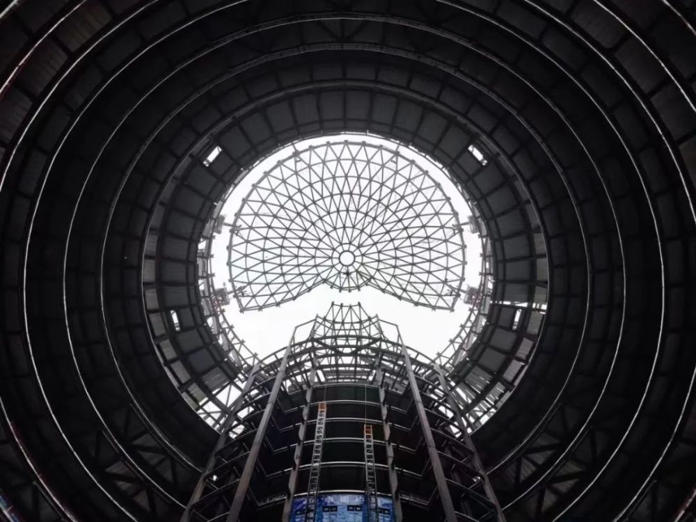 震撼世界最大球体建筑穹顶提升