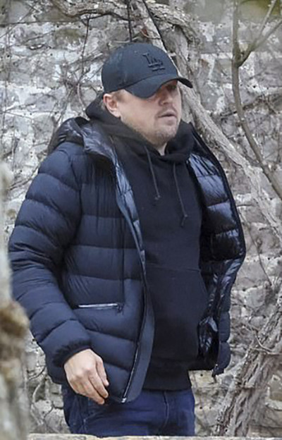 莱昂纳多与女友卡米拉海边热吻两人相爱已经超过4年