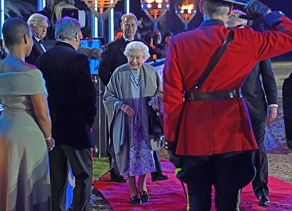 96岁英女王出席晚会，偷偷补妆超爱美，用色大胆如少女！