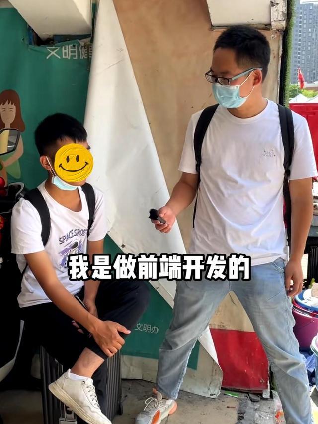 厂的工作的年轻人,他看到有一个精神小伙坐在自己的行李箱上玩手机