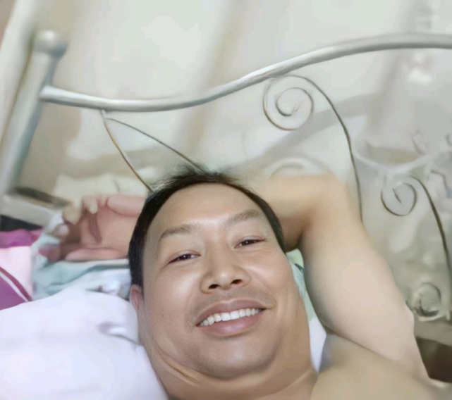 光膀子自拍大叔,你的名字是?_腾讯新闻