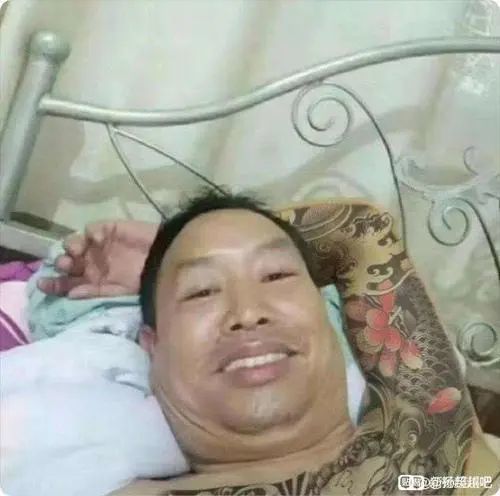 光膀子自拍大叔,你的名字是?