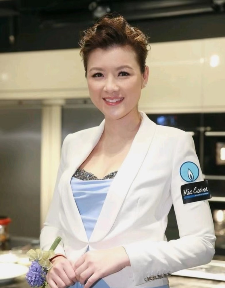 港姐陈茵媺否认怀第四胎,照片肥胖是角度问题,此前曾四年生三娃_腾讯