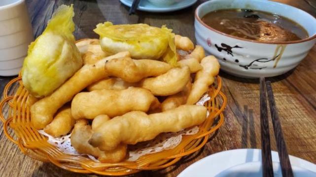 中國油條地圖:雞蛋灌油條,油條包麻餈,腸粉裹油條