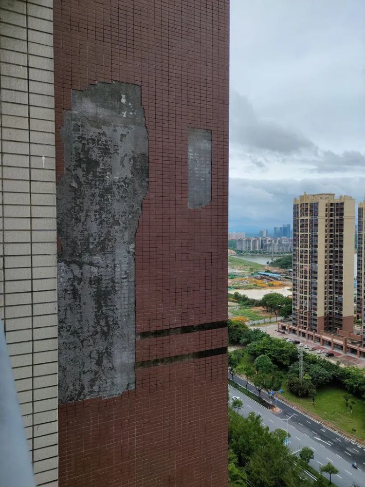 出行注意!阳江一小区外墙瓷砖脱落,住户"步步惊心"_腾讯新闻