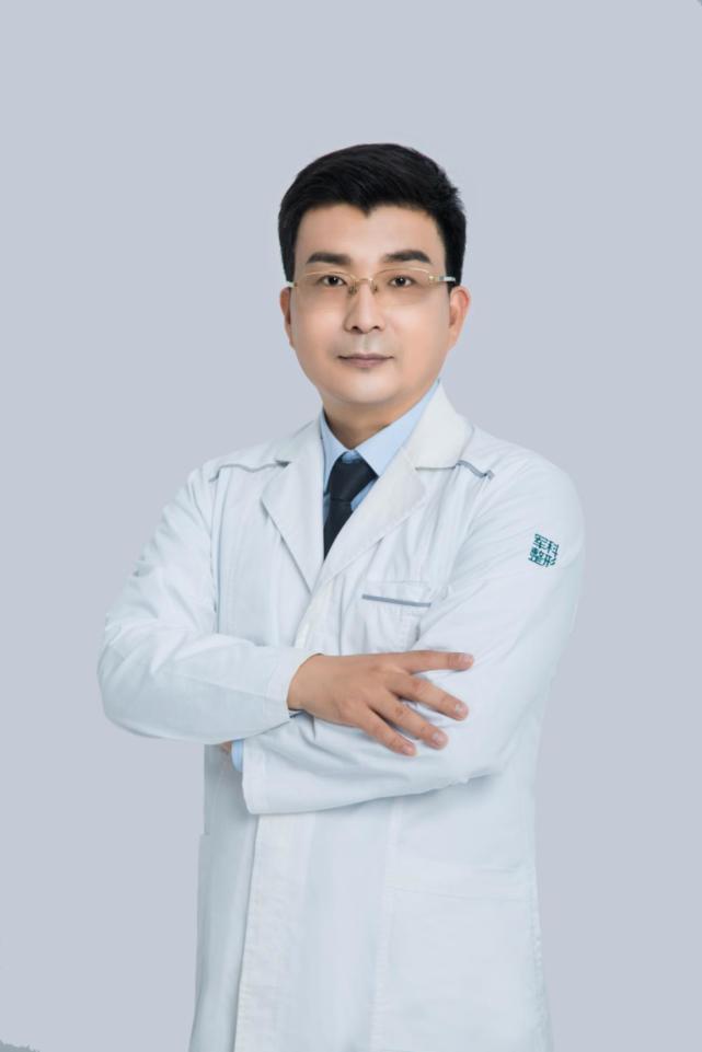 重庆军科整形美容医院副院长何一波-厚积薄发 载誉前行