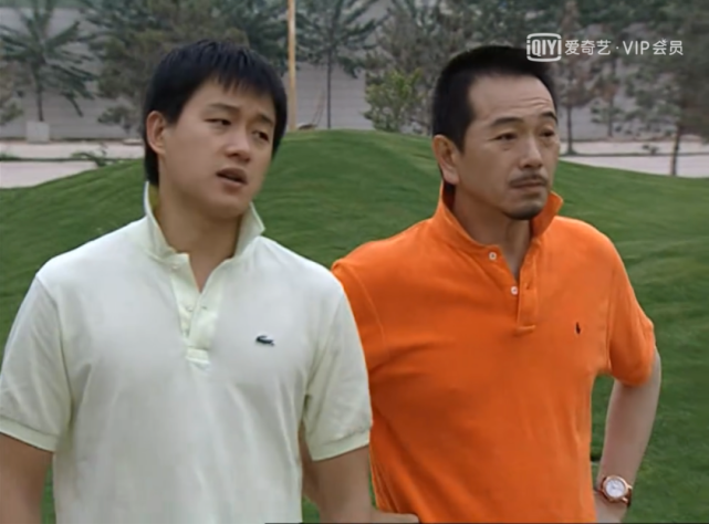男主陆涛是刚毕业年轻男孩的时髦穿搭样本—— polo衫领子要立起来.