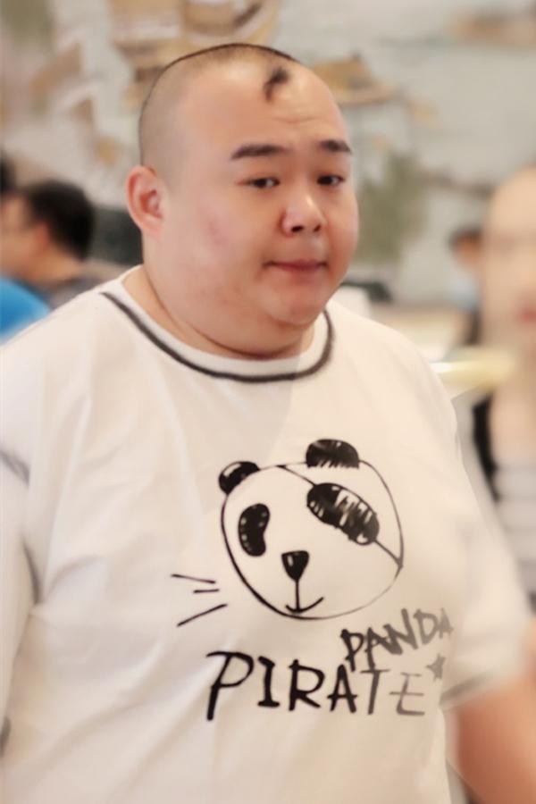 德云社杨鹤通发文却被树下停的车抢镜评论区画风集体跑偏