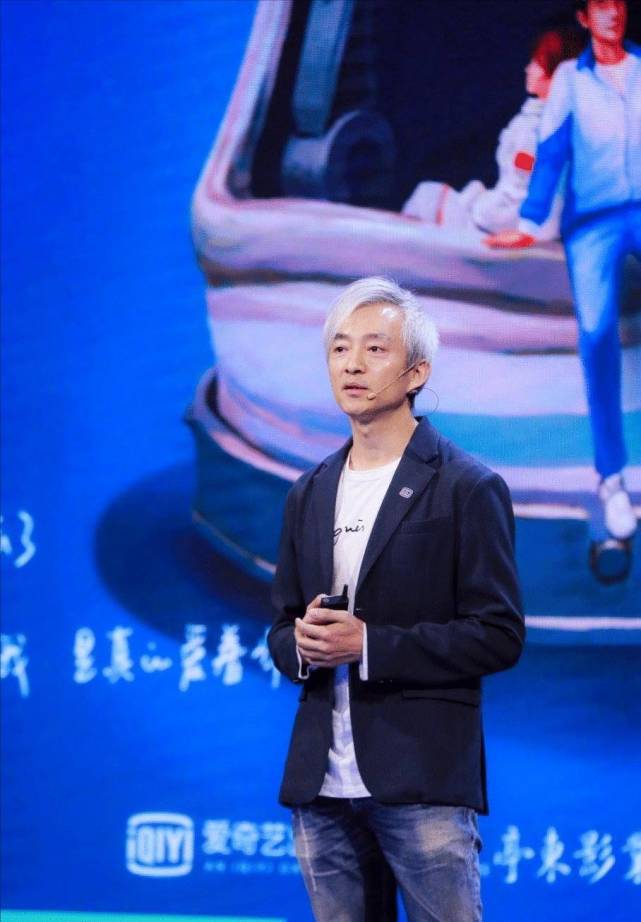 大会"中国电影新未来行业论坛上,亚宁作为爱奇艺影业总裁出席大会