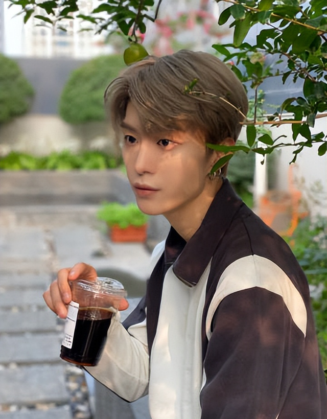 明星直播素颜被吐槽范丞丞被嘲圆润赵让使人大跌眼镜