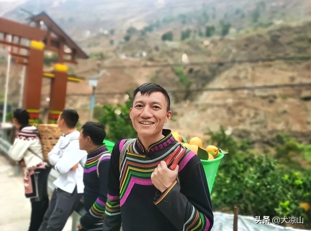 卫星俯瞰大凉山逃离悬崖村的他回来种梦丨记者蹲点日记