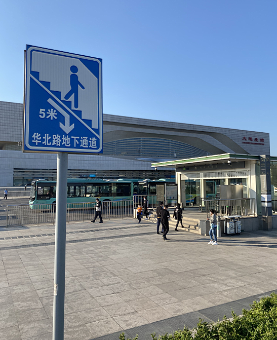 地下通道内部,道路引导标志