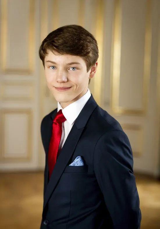 丹麦王子菲利克斯也出道当模特了_腾讯新闻