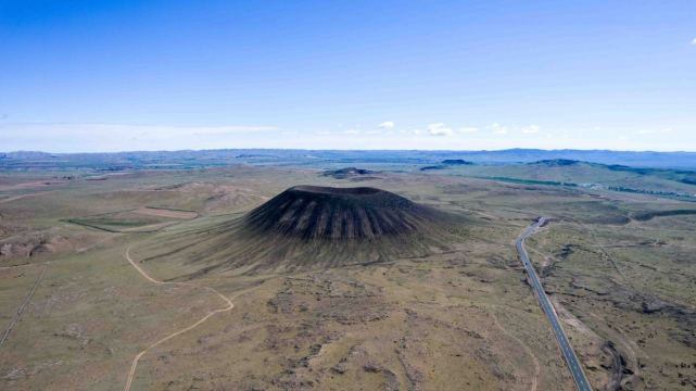 察哈爾火山地質公園建於2014年,是個集愛國主義教育,火山地質生態保護