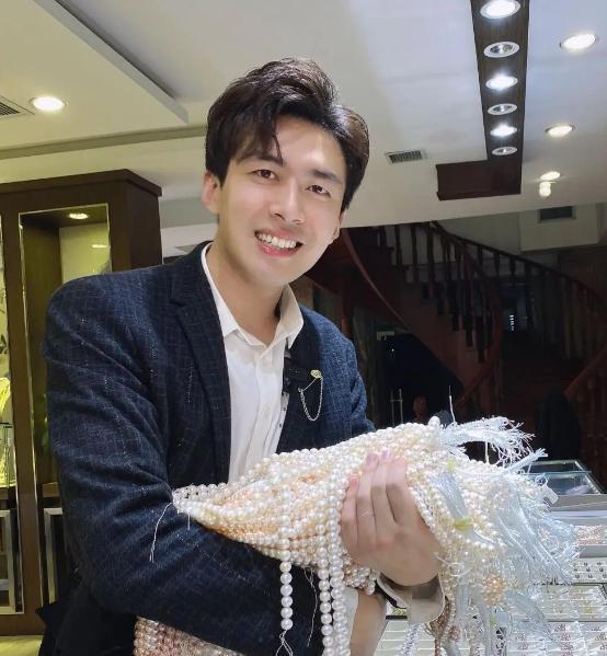 网红董先生520送福利直播间大肚杯仅卖1元粉丝喊话抢不到