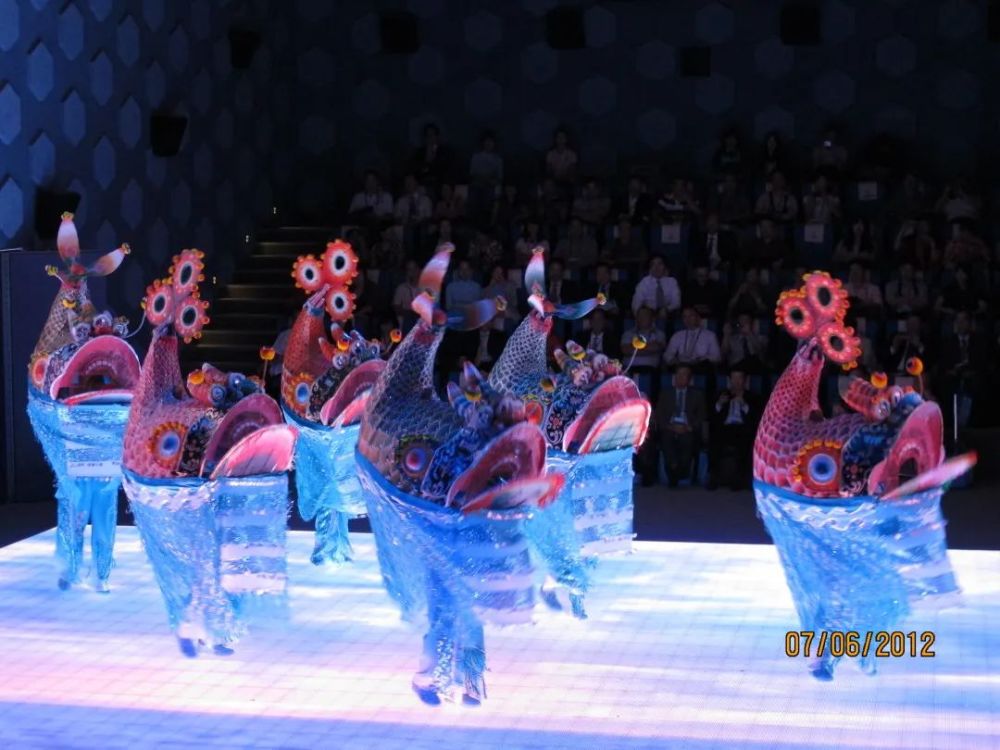 铺腿等动作舞蹈而变化,随情节要求又以碎步,弓箭步,以健美的麒麟步为