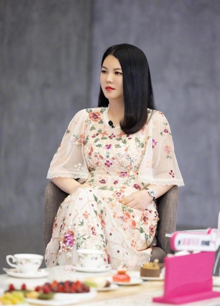 李湘从不刻意隐藏自己的身材,虽然看着有些胖但不丑,穿花裙好美_腾讯