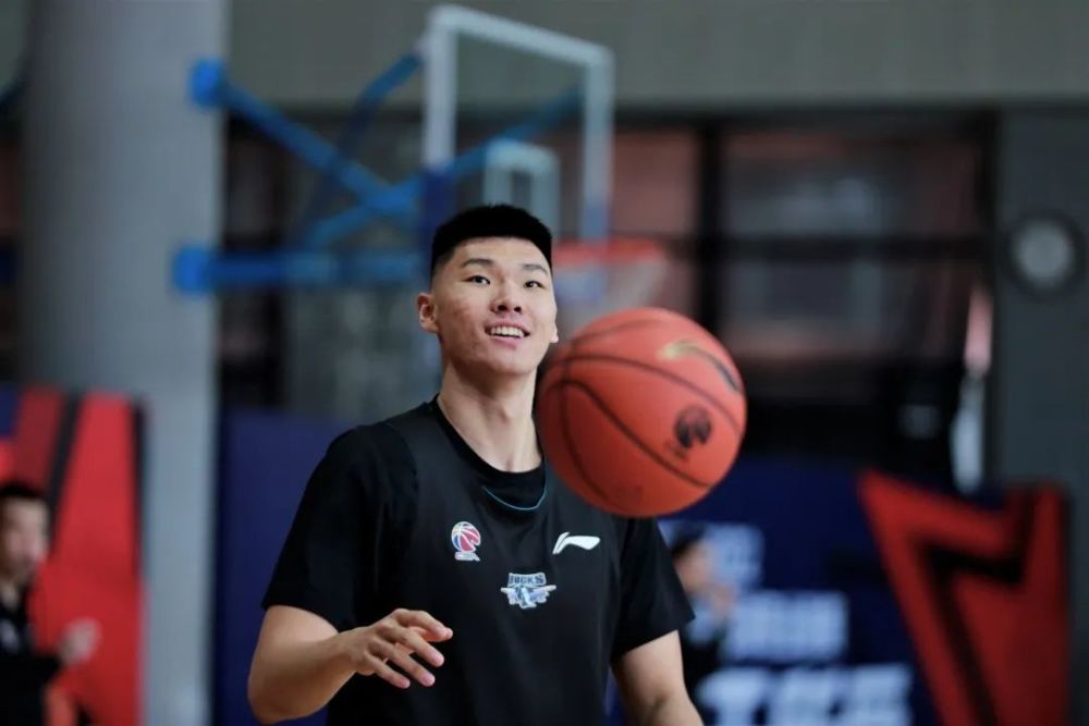 范子铭入选中国男篮集训名单_腾讯新闻