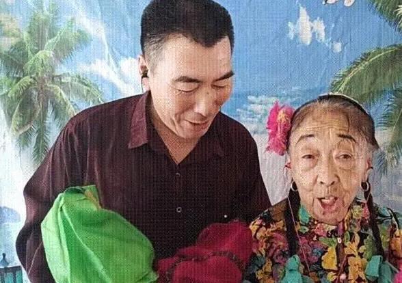 85歲馬玉琴外出賞景牽孫子手遭嫌棄網友為了錢而來