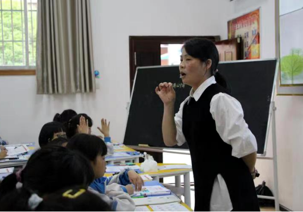 近日,清镇市红枫二小联合站街小学,站街镇莲花小学开展教研活动,围绕"