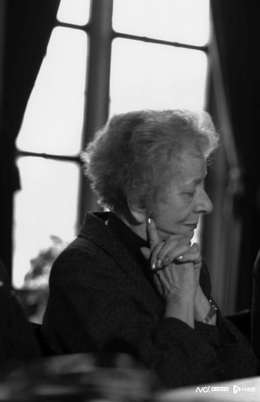 漫谈时装烹饪家居歌剧辛波斯卡专栏文章结集出版