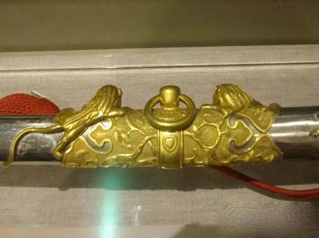 这把军刀是护国运动中最高级别的军官佩刀,其他的比蔡锷第一级的军刀