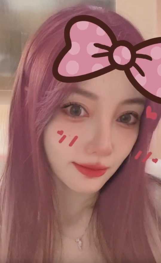 40岁李小璐尝试粉红发色肤色雪白减龄好少女却被嘲越来越网红