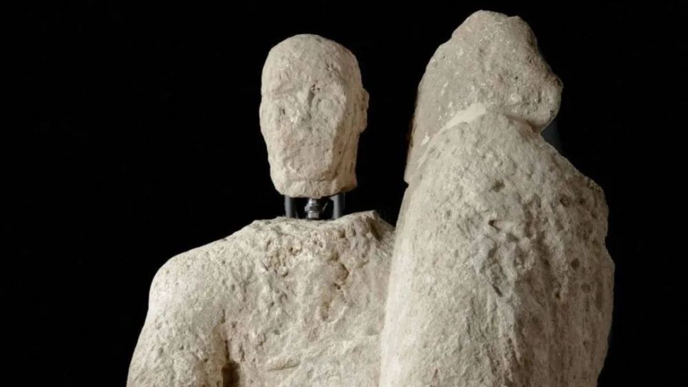 意大利发现巨型雕像或为古代墓地的守护者