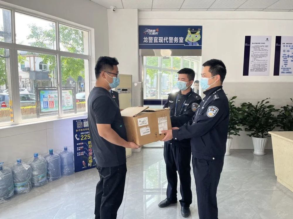 为何长兴这两个派出所收到一样的锦旗