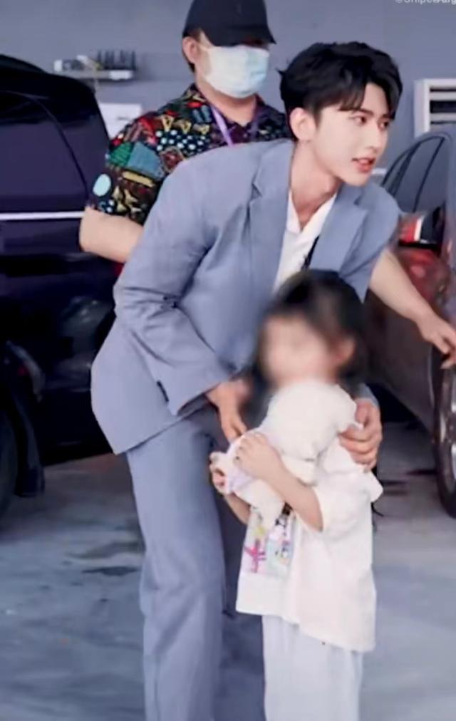 蔡徐坤参加品牌方活动,与小女孩拥抱合照,哄小朋友眼神动作超温柔