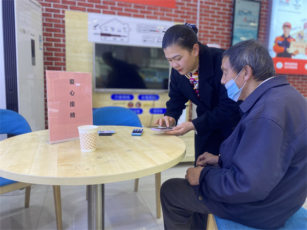 包含10010热线直达人工服务,营业厅设立智慧守护中心,中国联通app便捷