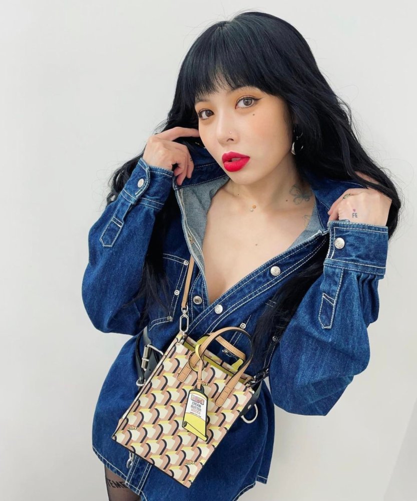 泫雅公开近况黑发红唇致命的性感美令人叹为观止的身材