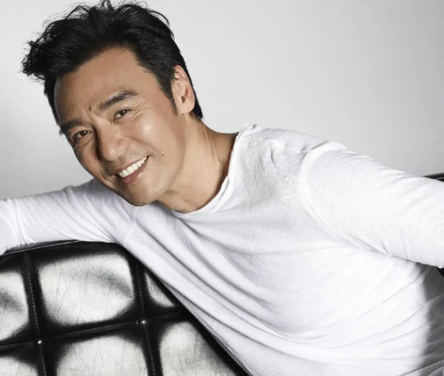 钟镇涛名声大振后,又转身投入了演员行业,没想要同样优秀,一时间,影视