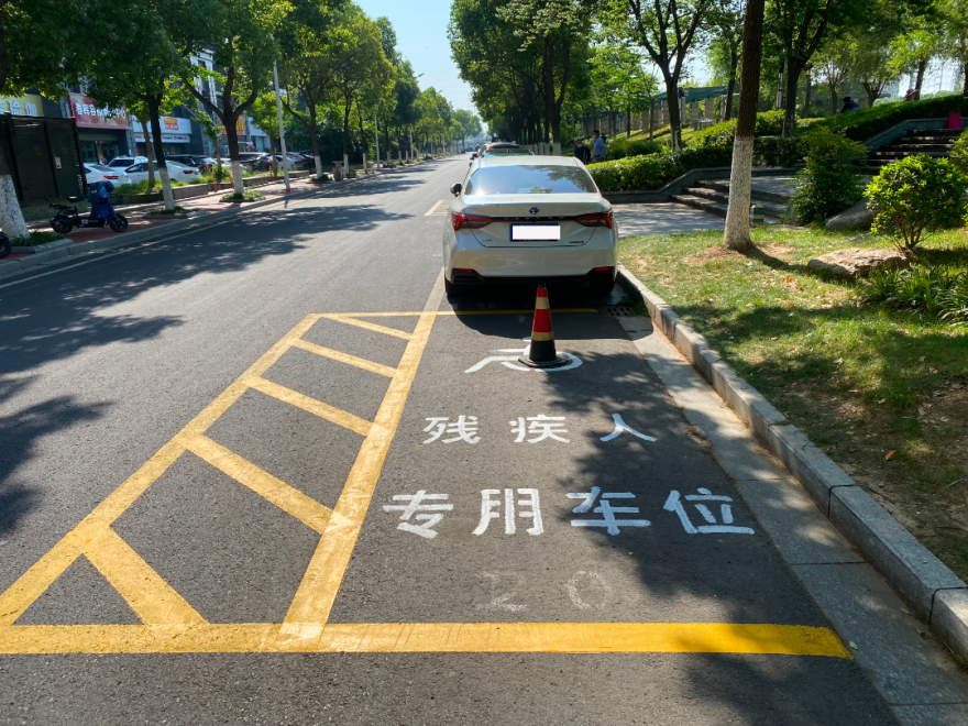 與普通車位相比,殘疾人專屬停車泊位不僅區域較大,停車泊位的位置也