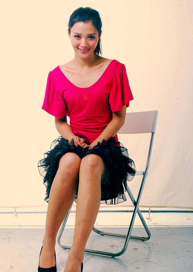 美女白庆琳:被公司雪藏,嫁硬汉徐僧生女,离婚后活成自己的老公