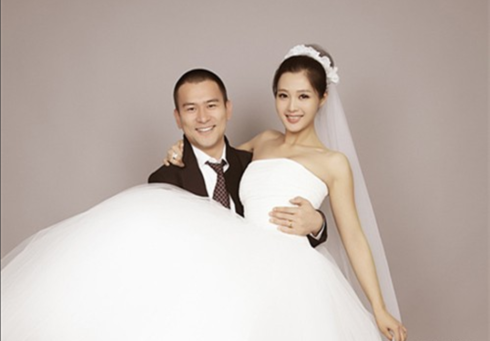 美女白庆琳:被公司雪藏,嫁硬汉徐僧生女,离婚后活成自己的老公_腾讯