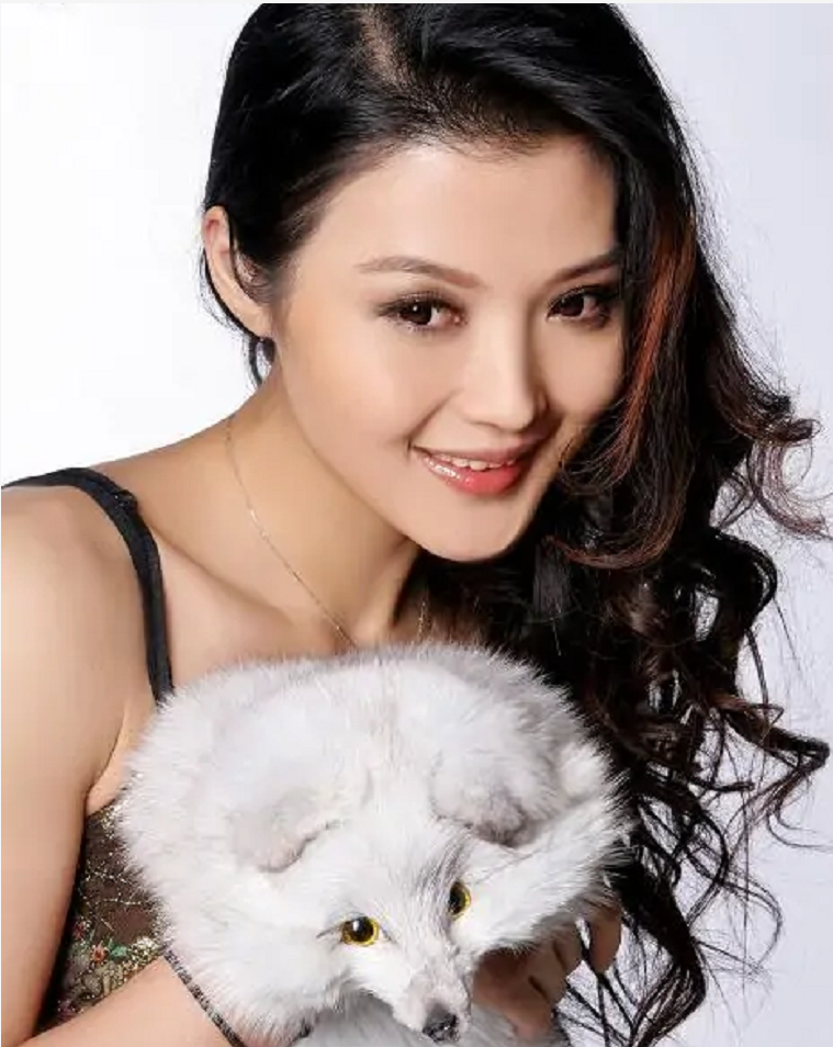 美女白庆琳:被公司雪藏,嫁硬汉徐僧生女,离婚后活成自己的老公_腾讯