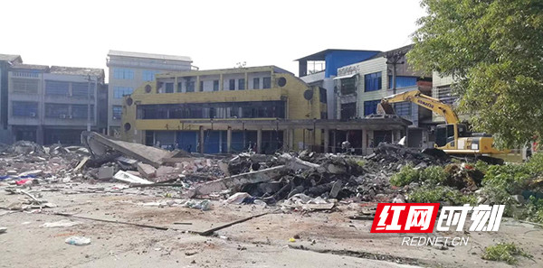 衡南县咸塘镇拱卫房屋安全生命线打响危房拆除第一枪