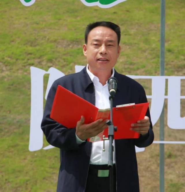 岚皋县县长魏小林推介岚皋茶叶岚皋县委副书记杨利主持启动仪式后