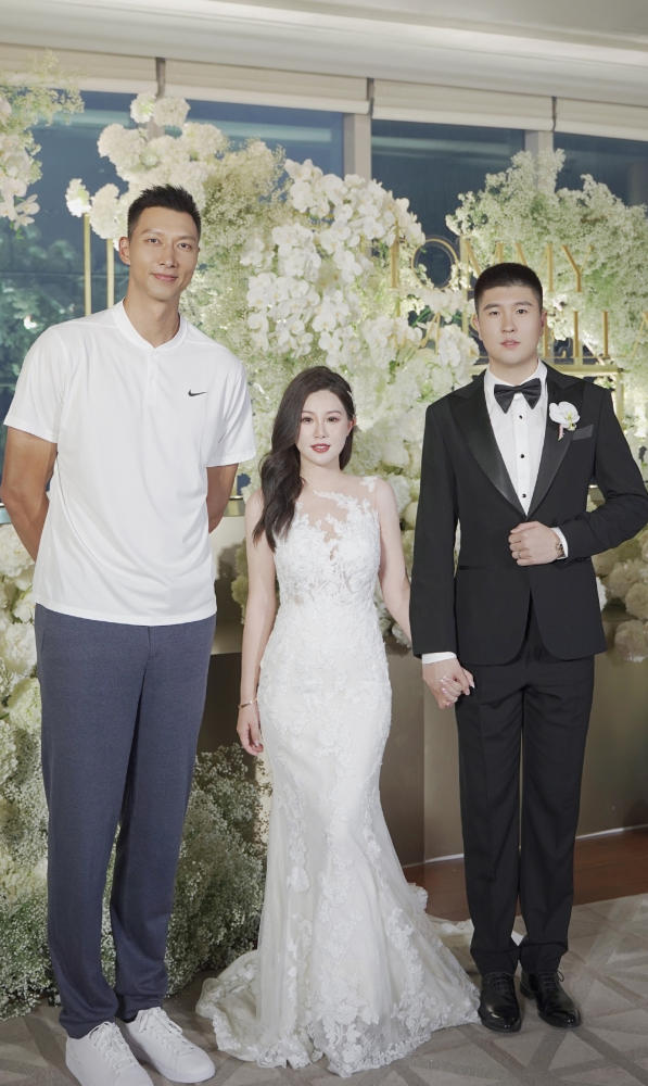 黑白矮悉数入选男篮,徐杰长腿女友现身,阿联惊喜亮相