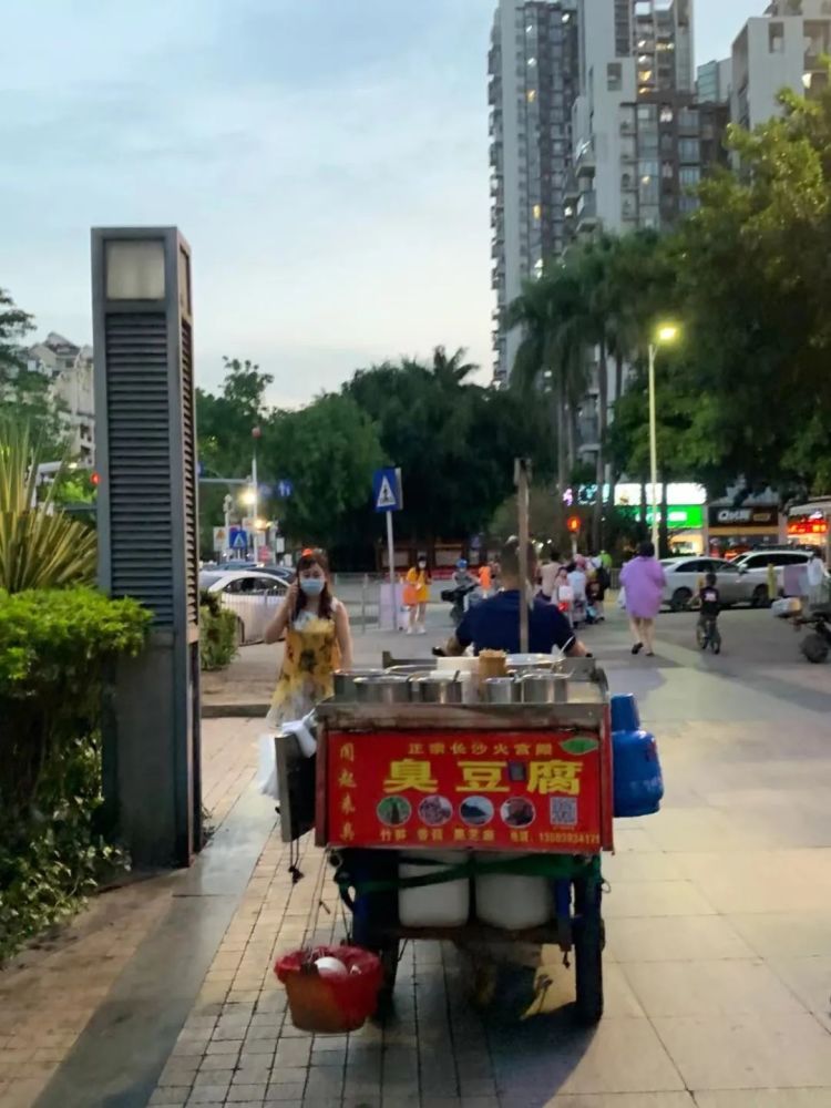 我在深圳摆摊卖臭豆腐月入三万秒杀白领