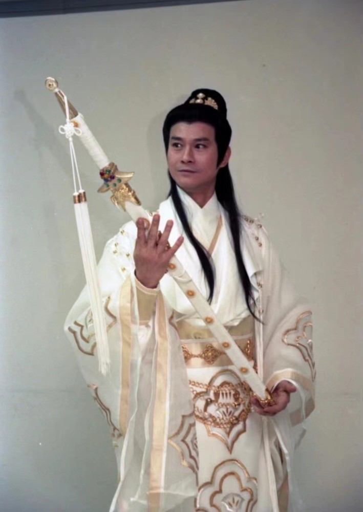 剧中的郑少秋英俊潇洒,风流倜傥,眉眼间带着一股儒雅又多情的气质,轻