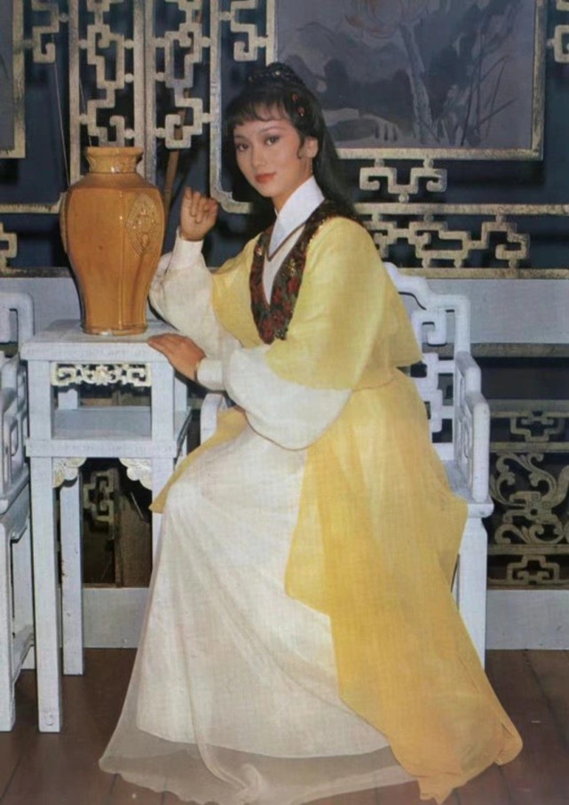 而当年赵雅芝饰演的"苏蓉蓉"容貌俏丽,柔美婉约,一双含情目迷倒了万千