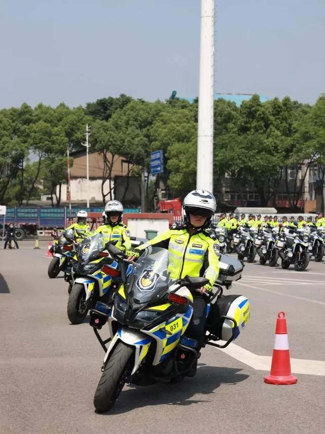 鄂城交警鐵騎隊鄂州公安女子鐵騎隊舉行授旗儀式